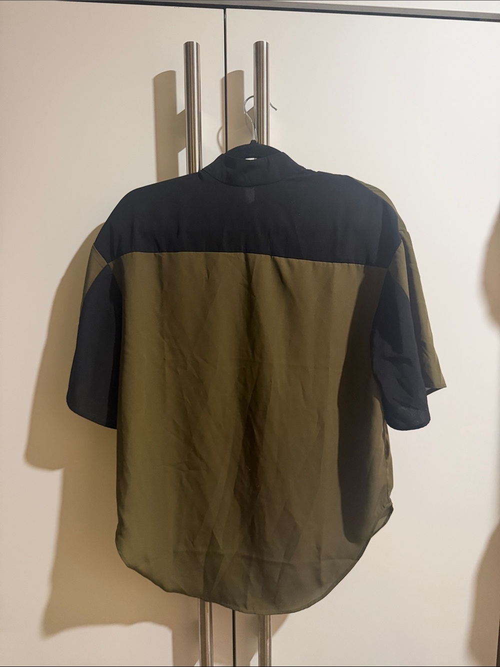 Womens Two-Tone Short Sleeve Blouse in Olive and Black